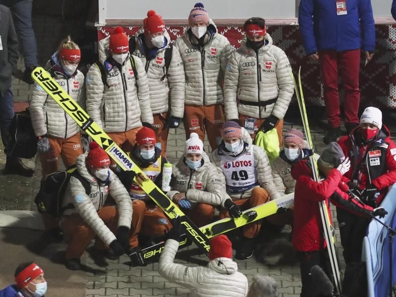 Das Team der deutschen Skispringer. Foto: Czarek Sokolowski/AP/dpa