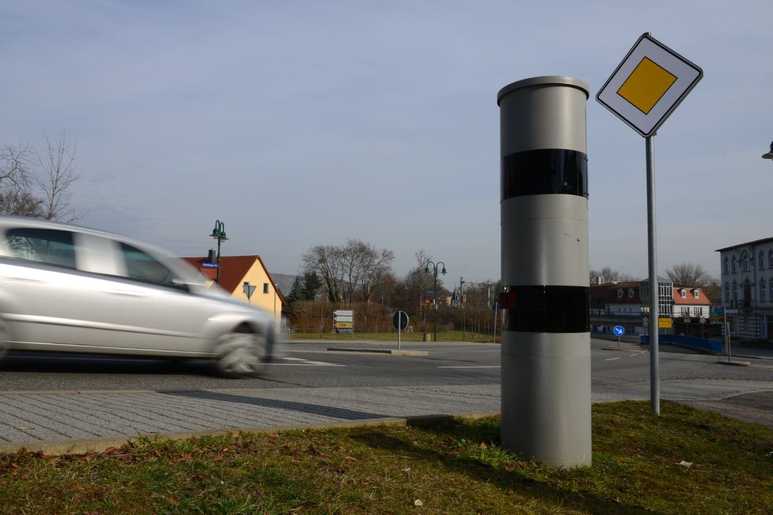 Das Blitzgerät an der Bundesstraße 87 sieht unscheinbar aus.