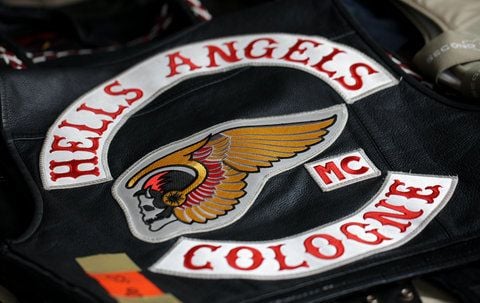 Eine sichergestellte Kutte mit der Aufschrift «Hells Angels MC Cologne» wird im Polizeipräsidium in Köln gezeigt. Die Polizei hat den ehemaligen Präsidenten des verbotenen Kölner Rockerclubs «Hells Angels MC Cologne» festgenommen. (ARCHIVFOTO: DPA)