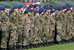 Soldaten des Kommandos Schnelle Einsatzkräfte Sanitätsdienst «Ostfriesland» in Leer haben sich zum Empfang des Bundesverteidigungsministers aufgestellt (Archivfoto vom 13.06.2006). (Foto: dpa)
