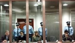 Das Bild zeigt Michel Lelievre (l), Michelle Martin (M.) and Marc Dutroux (r.), die die Angeklagten im Dutroux-Prozess im Gericht in Arlon. (Foto: dpa)