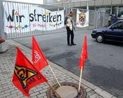 Streikposten am Werktor des VW-Motorenwerkes Chemnitz. Der vierwöchige Streik hat den Metallern im Osten nicht zur 35-Stunden-Woche verholfen. (Foto: dpa)