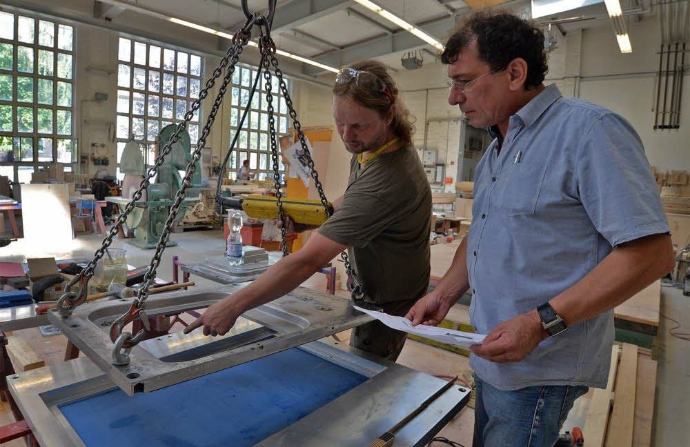 Christoph Remitschka(r.), Chef der gleichnamigen Modellbaufirma in Aschersleben - sucht immer gute Facharbeiter, wie hier Marco Schorstein.
