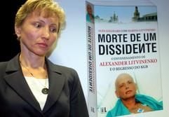 Marina Litwinenko, die Witwe Alexander Litwinenkos, stellt ihr Buch «Tod eines Dissidenten» vor. Darin schildert sie die Vorgeschichte und die politischen Hintergründe des Todes von Litwinenko. Seine Witwe ist überzeugt, dass der Auftrag für den Mord in Russland «von ganz oben kam». Das gut 400 Seiten umfassende Buch ist bei Hoffmann und Campe erschienen. Litwinenko war 2006 an einer Polonium-Vergiftung in London gestorben. (Foto: dpa)