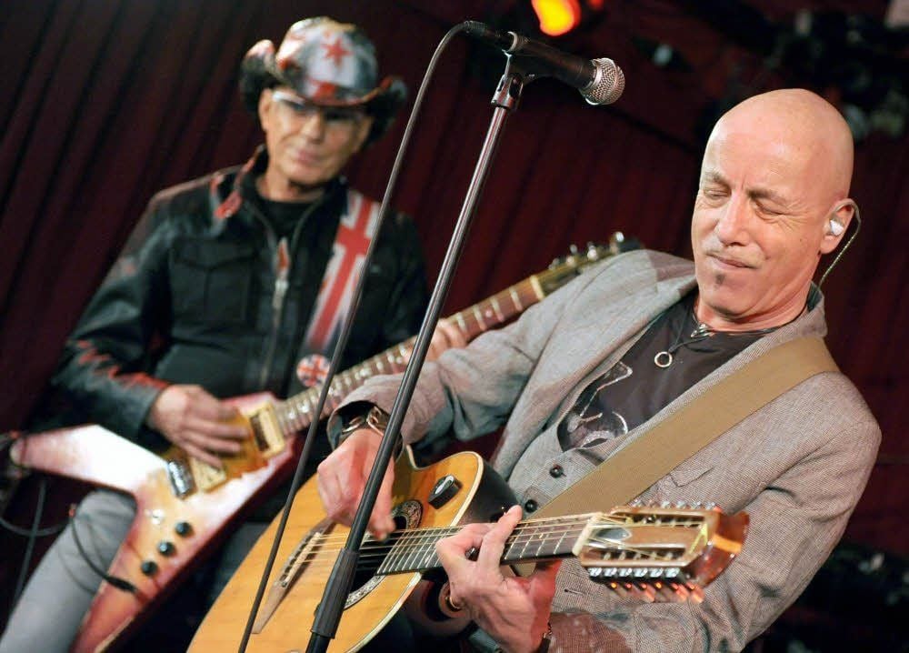 Weggefährten seit Jahrzehnten: Frontmann Toni Krahl (64, vorn) und Solo-Gitarrist Fritz Puppel (68) von City. Am 3. Januar gastiert die Band in Dessau-Roßlau.