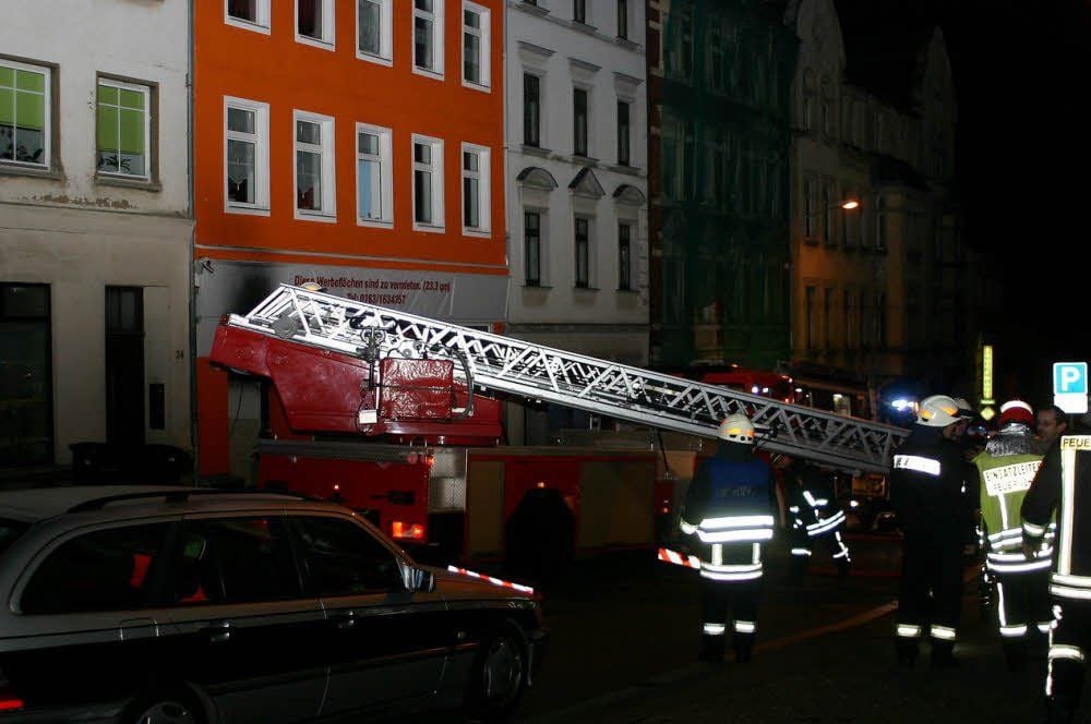 Die Außensanierung ist gerade abgeschlossen, da brennt es in einem Wohnhaus in der Zeitzer Rahnestraße.