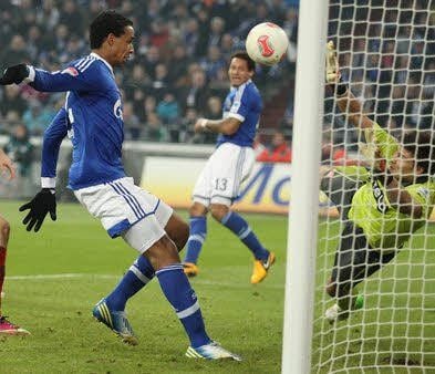 Joel Matip (l.) trifft zum 1:0 ins Düsseldorfer Tor.