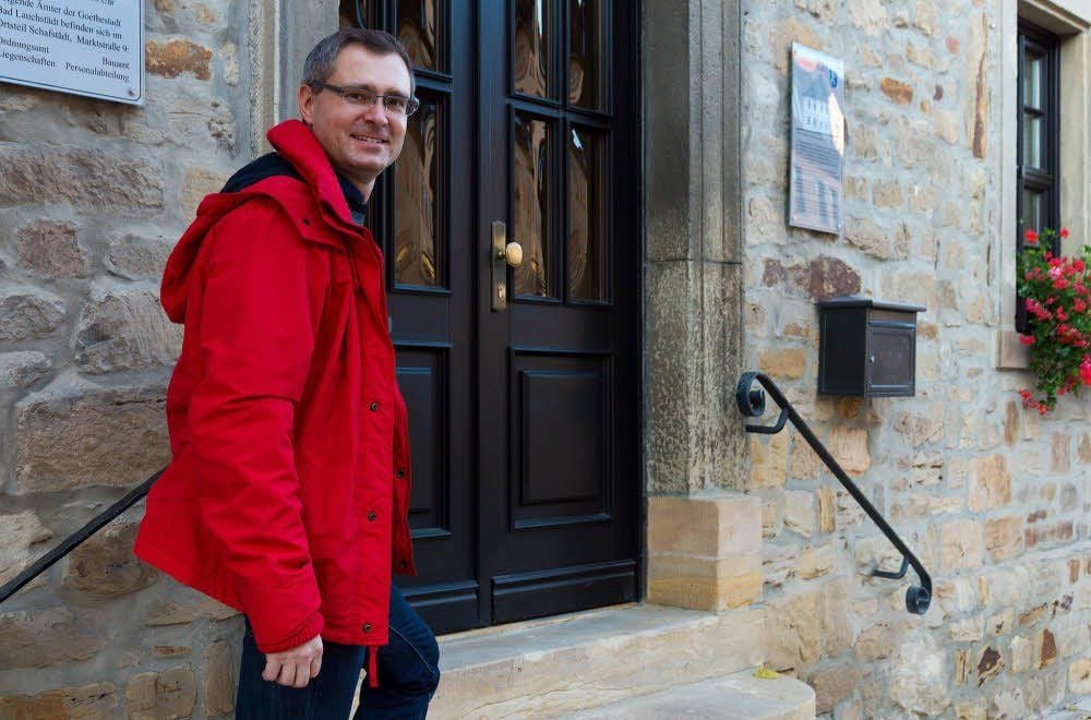Auf dem Weg ins Rathaus der Goethestadt Bad Lauchstädt: Bürgermeister Christian Runkel.