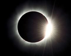Das Archivbild vom 11.08.1999 zeigt die Auflösung der totalen Sonnenfinsternis, beobachtet bei Steinstrand im nordöstlichen Zipfel von Bulgarien. (Foto: dpa)
