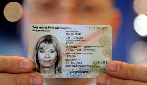 Ein Mann hält den neuen Personalausweis im Scheckkarten-Format. (FOTO: DAPD)