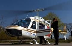 Der Vertriebsleiter Dieter Lerch vom Leipziger Hubschrauberdienst LipsAir AG gibt das Zeichen, dass der Helicopter voll und abflugbereit ist. Ein halbes Jahr nach seiner Umwandlung in eine Aktiengesellschaft sieht sich der ostdeutsche Hubschrauberdienst auf Wachstuskurs. (Foto: dpa)