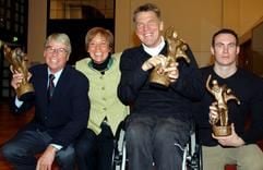 Die Preisträger des Fair-Play-Preises 2003, Sportjournalist Michael Gernandt (v.l), Rollstuhl-Marathonfahrer Heinrich Köberle und Nachwuchsschwimmer Nils Becker posieren am Montag (08.12.2003) in Frankfurt/Main zusammen mit der Botschafterin für Toleranz und Fair Play im Sport Rosi Mittermeier. Die drei Herren hatten den Preis des Bundesinnenministers für besonders faire Verhaltensweisen in ihren Sportarten beziehungsweise eine faire Berichterstattung verliehen bekommen. (Foto: dpa)