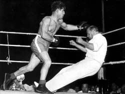 Der Kölner Boxer Peter Müller, genannt "de Aap" (= der Affe), schaut auf den Ringrichter Max Pippow, der K.o. auf dem Boden des Ringes liegt. Bei dem Revanchekampf um die deutsche Meisterschaft im Mittelgewicht am 8.6.1952 in Köln fühlte sich der Herausforderer Peter Müller im Kampf gegen den Mittelgewichtsmeister Hans Stretz von Ringrichter Max Pippow ständig benachteiligt. In der achten Runde schlug er ihn mit einer klassischen Rechten zu Boden. Danach stürzte er sich auf seinen Gegner Stretz und dessen Manager und prügelt auf sie ein. Zur Strafe wurde "de Aap" disqualifiziert und lebenslang gesperrt. Diese Strafe wurde aber nach gut einem Jahr wieder aufgehoben.
