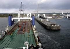 Das Fährschiff Vilnius fährt in den Hafen von Mukran ein. (Foto: ddp)