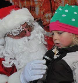 Frieda singt dem Weihnachtsmann „O, Tannenbaum“ vor.