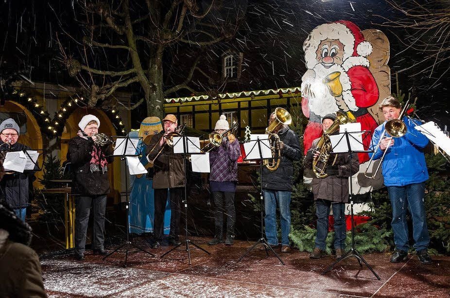 Stürmische Eröffnung: Der Posaunenchor hat am Freitagabend den Christkindlmarkt in Bad Lauchstädt eröffnet.