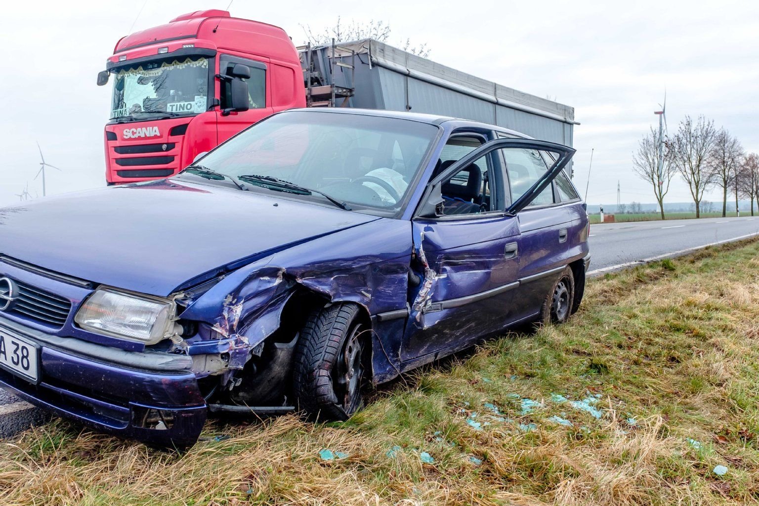 Beim Überholen ist ein Opel-Fahrer mit dem Gegenverkehr kollidiert.