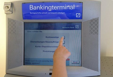 Wer regelmäßig seine Kontoauszüge abholt, braucht Gebühren nicht zu fürchten. (FOTO: ALEXANDER BLEY)