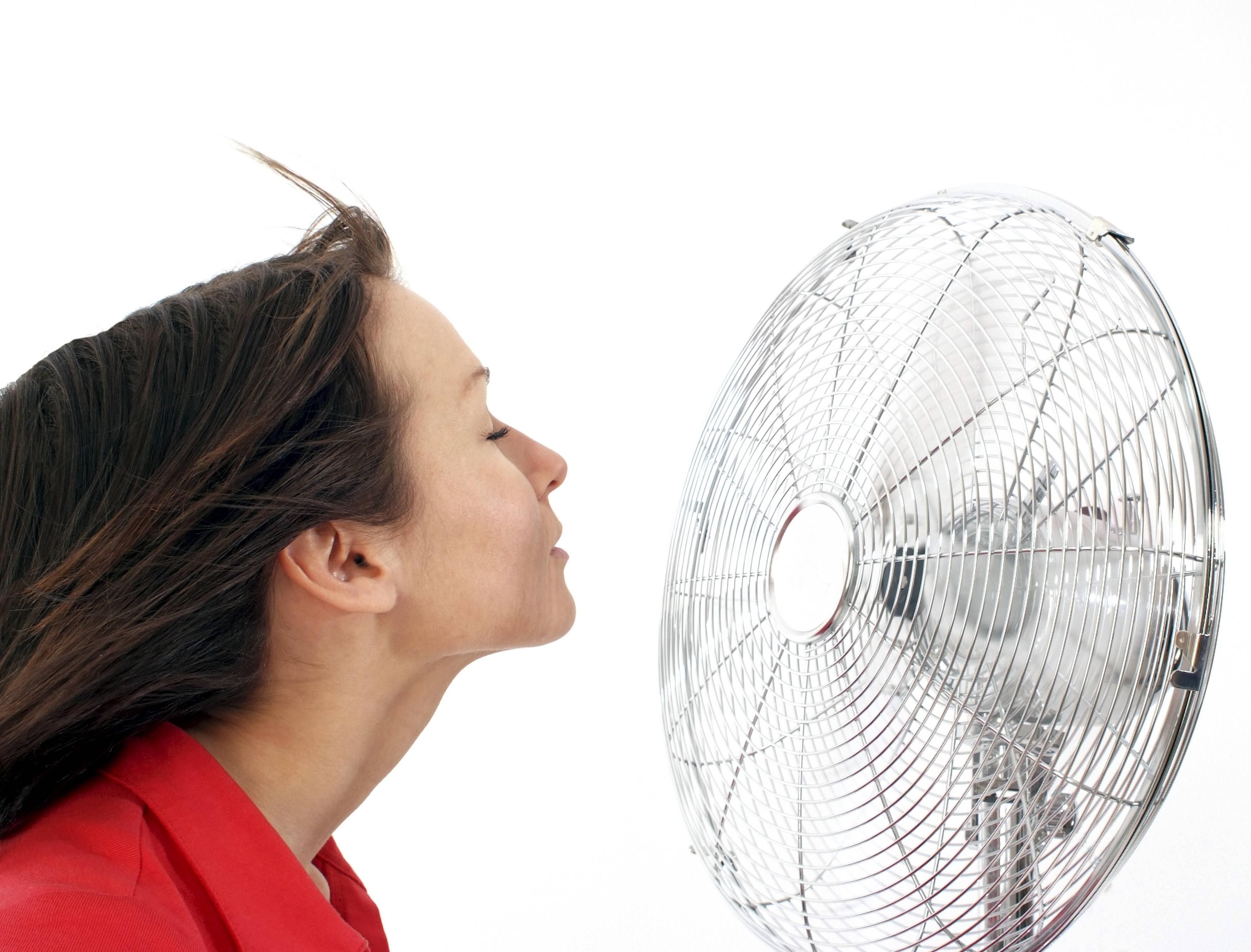 Wenn es zu warm wird, hilft manchmal auch ein Ventilator nicht mehr. Eine gesetzliche Regelung, die ausdrücklich bestimmt, ab welcher Innentemperatur ein Sachmangel bei einer Privatwohnung vorliegt, existiert nicht.
