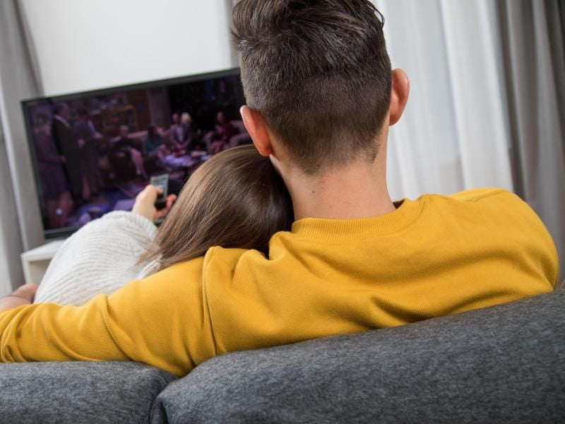 Für den schönen Heimkino-Sound im Wohnzimmer gibt es viele - meist komplizierte - Möglichkeiten. Soundbars versprechen eine einfache Lösung. Foto: Christin Klose