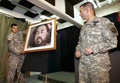 Makabre Szene: Bill Caldwell (r.), Sprecher der US-Truppen im Irak, präsentiert ein Foto des getöteten Al-Kaida-Führers Abu Mussab al-Sarkawi. (Foto: dpa)