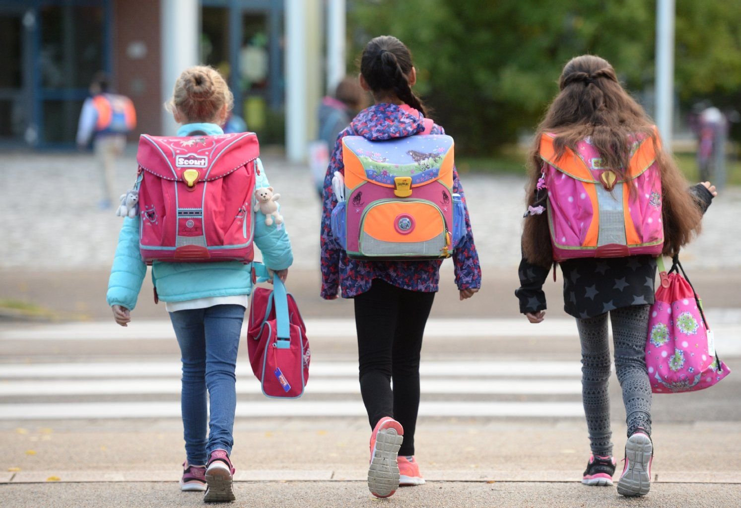 Kinder auf dem Weg zur Schule
