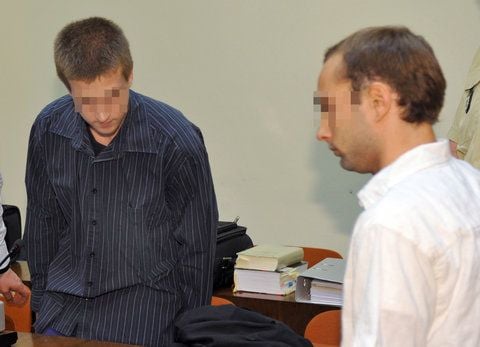 Der Angeklagte Sebastian L. (r.) geht am 13.07.2010 in München im Landgericht am Angeklagten Markus S. vorbei. (FOTO: DPA)