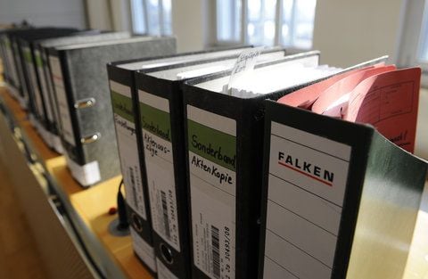 Aktenordner stehen in Dresden bei der 27. Sitzung des 2. Untersuchungsausschusses zum sogenannten Sachsen-Sumpf auf einem Tisch. (FOTO: DAPD)