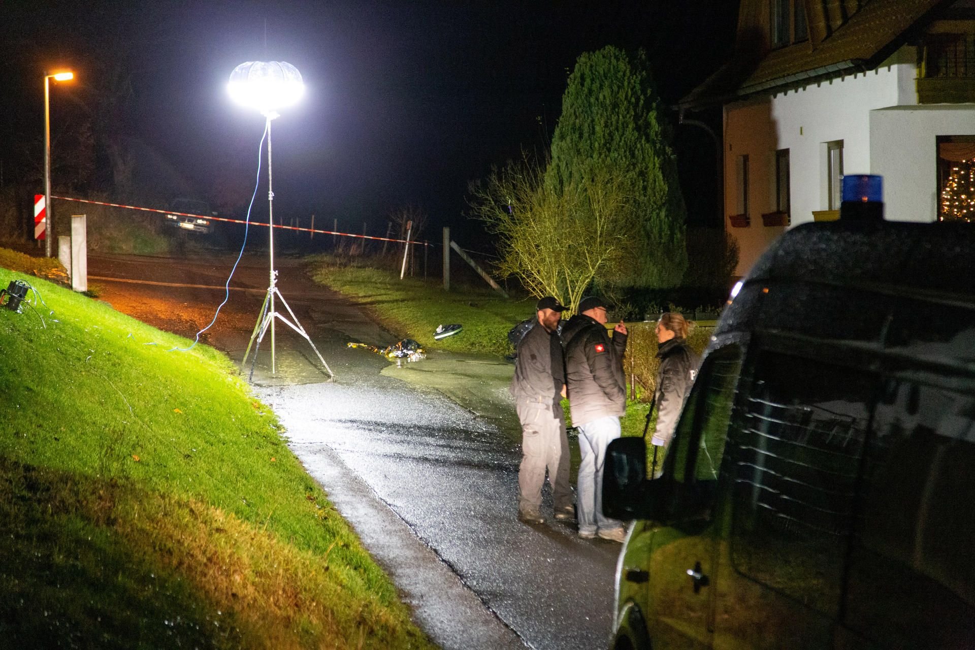 Einsatzkräfte der Polizei sind nach einer Schießerei am Tatort in Rosa im Einsatz. Nach einem Schusswechsel mit der Polizei ist in Thüringen ein Mann gestorben.