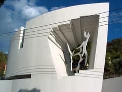 "Flying Objects" im "Open Window" des Galeriebaus der US-Künstlerin Barbara Weil, den US-Architekt Daniel Libeskind für sie in Puerto Andratx auf Mallorca entworfen hat (Aufnahme vom 4.9.2003). Das "Studio Weil" ist kein funktionaler Werkstattbau in Form eines white cube, sondern eine expressive zweigeschossige Bauskulptur, die auf dem Projekt von Libeskinds «virtual house» (1997) basiert. «Mnemonic Cartwheels» nennt der Architekt sein jetziges Konzept für ein Atelier als Mikrokosmos und bezieht sich auf den 1232 in Palma geborenen Ramon Llull, der ein System konzentrischer Kreise zur Erklärung der Welt verwendet hatte. Nach vierjähriger Bauzeit ist am Samstag (6.9.2003) der rund 1,1 Millionen Euro teure und 385 Quadratmeter große Betonkubus eröffnet worden. (Foto: dpa)