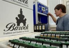 In der Dresdner Firma Barock Bürobedarf GmbH bedient am Montag (23.05.2005) Ingrid Gebauer den «Vacuum Refiller» zum halbautomatischen Befüllen dreifarbiger Tintenpatronen. (Foto: dpa)