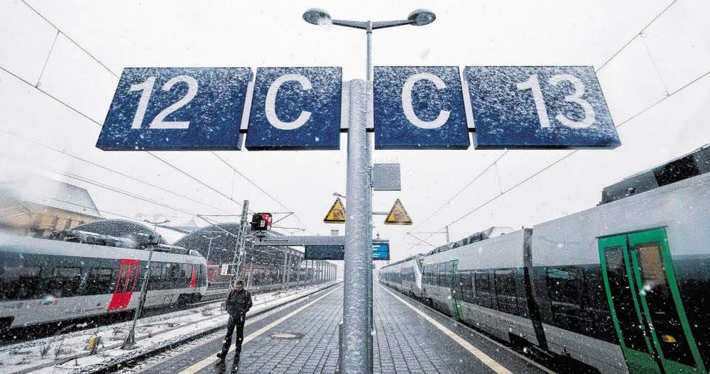Einladend sieht anders aus. Auf dem Bahnsteig 12/13 fehlt ein schützendes Dach. Zum Unterstellen gibt es hier nur Wetterhäuschen.
