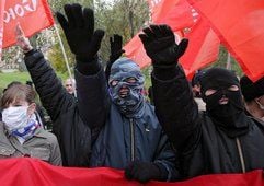 Russische Neonazis während einer Demonstration in Moskau, die von der «Bewegung gegen illegale Immigration» (DPNI) organisiert wurde. (Foto: dpa)