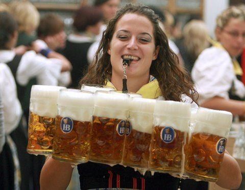 Eine Bedienung mit Bierkrügen und Trillerpfeife auf dem Oktoberfest (FOTO: DPA)