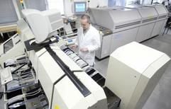 Elektroniker Gerhard Münch von der Hörmann Funkwerk GmbH in Kölleda überprüft am Mittwoch (07.01.04) eine automatische Bestückungsanlage von Leiterplatten mit elektronischen Bauteilen. (Foto: dpa)