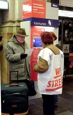 Streikende Eisenbahner informieren am Montag während eines Warnstreiks auf dem Magdeburger Hauptbahnhof Reisende über Zugverspätungen. (Foto: dpa)