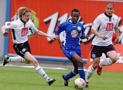 Fußball-Bundesliga, FC Hansa Rostock - Arminia Bielefeld am Samstag (17.05..2003) in Ostseestadion in Rostock. Bastian Reinhardt (Arminia Bielefeld, l) versucht an den Torschützen Godfried Aduobe (FC Hansa Rostock, M) heran zu kommen. Du-Ri Cha von Arminia Bielefeld (r) läuft mit . (Foto: dpa)