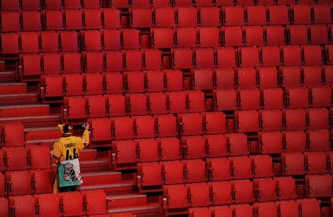 Eishockey-WM: Ein deutscher Fan fotografiert vor dem ersten Spiel die leeren Ränge. (FOTO: DAPD)