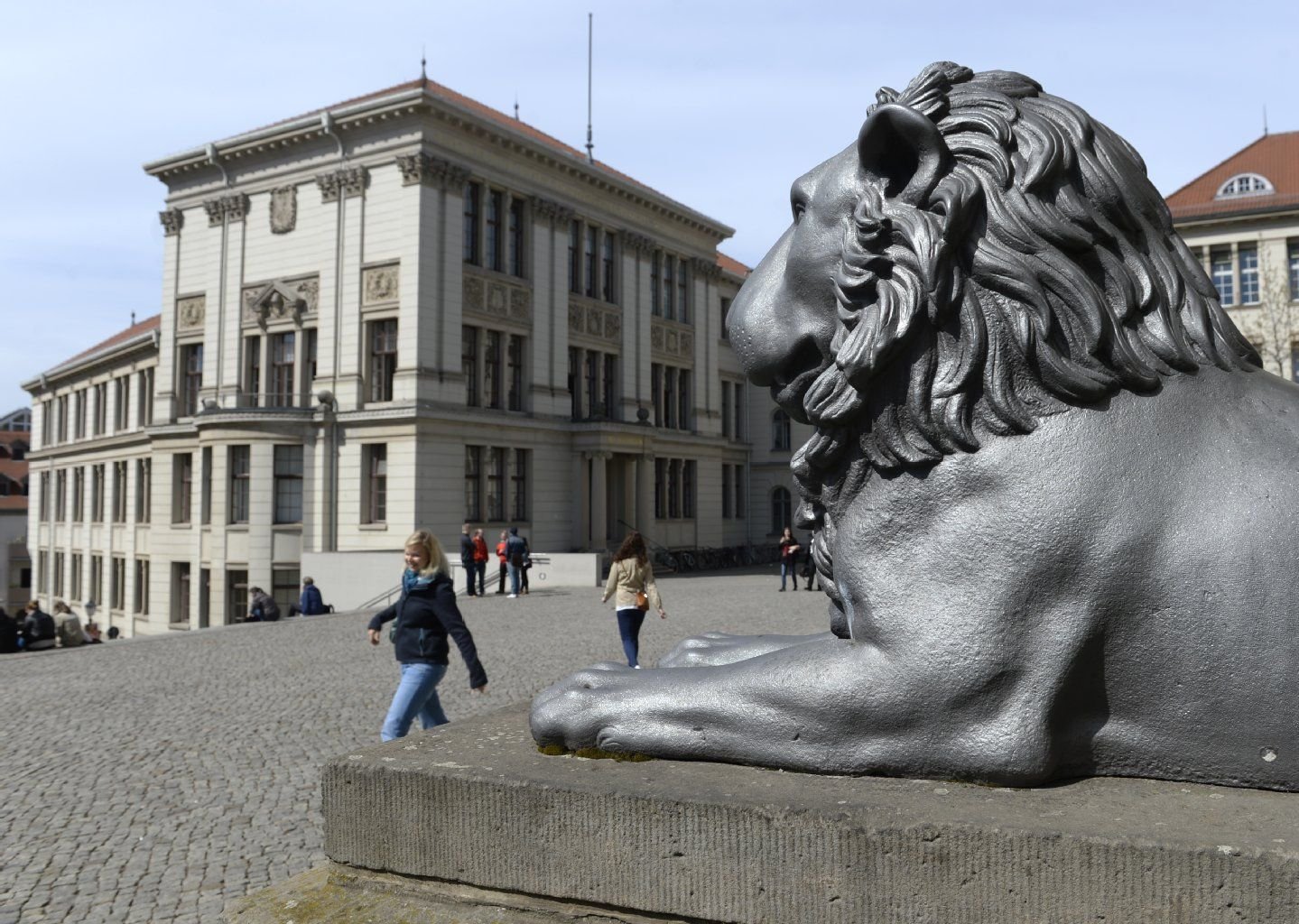 Blick über den Platz vor dem Löwengebäude der Uni in Halle.