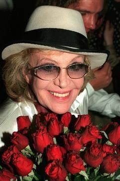 Rote Rosen für Hildegard Knef im Berliner Wintergarten zur Premierenfeier ihres Films «Für mich soll's rote Rosen regnen» (Archivfoto vom 04.10.1995). Am 28.12.2005 wäre die Schauspielerin und Sängerin 80 Jahre alt geworden. Hildegard Knef ist am 1. Februar 2002 im Alter von 76 Jahren gestorben. (Foto: dpa)
