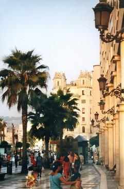 Bunte Mixtur der Kulturen: Die Einkaufsstraße von Ceuta ist für die Einwohner unterschiedlichster Herkunft ein wichtiger Treffpunkt - Touristen locken die steuerfreien Einkaufsmöglichkeiten in den Schmuck-, Tabak- und Modegeschäften. (Foto: dpa)