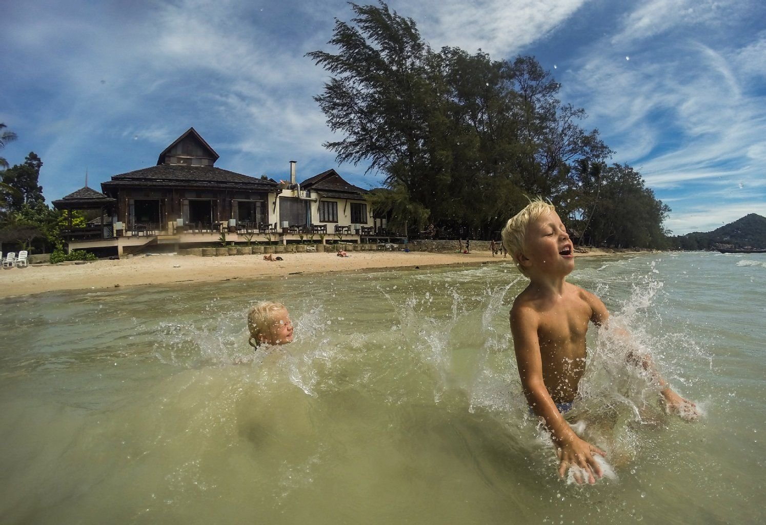 Schwimmen statt Schule: Planschen an der Küste von Koh Tao.