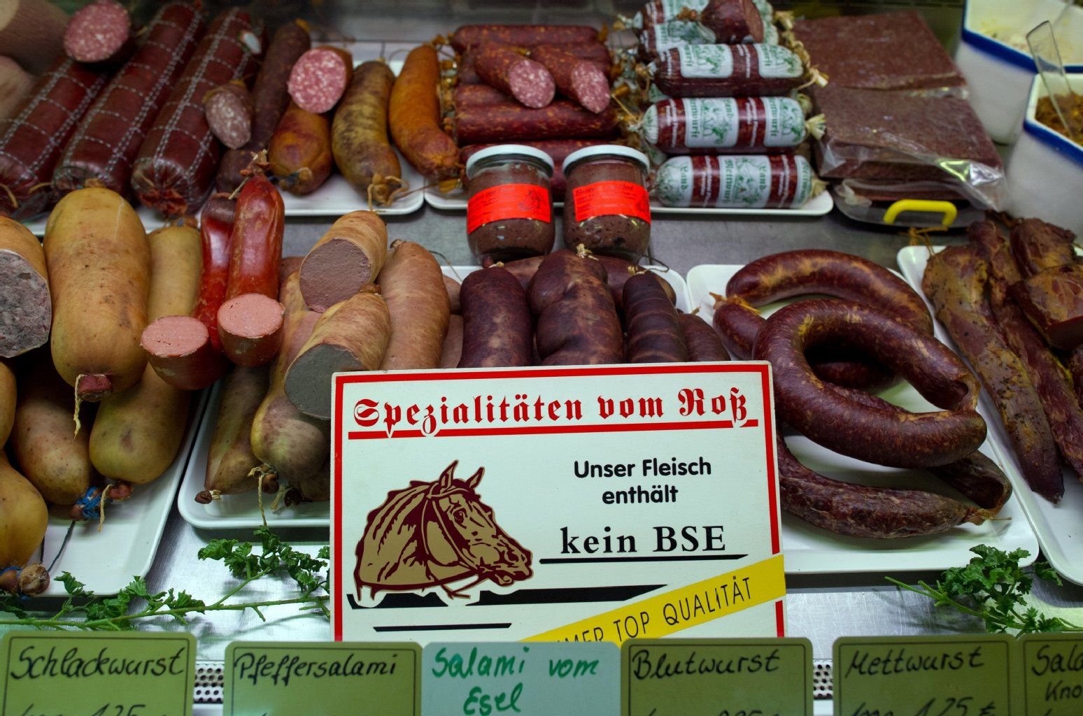 Wursttheke einer Rossschlächterei