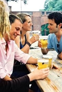 Bier steht eher für Geselligkeit als für Gesundheit. (Foto: dpa)