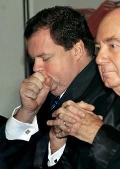 Max Strauß, Sohn des ehemaligen bayerischen Ministerpräsidenten Franz Josef Strauß, und sein Rechtsanwalt Hans Dahs im Gerichtssaal (Foto: dpa)