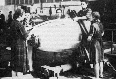 Das Archivbild zeigt Zwangsarbeiterinnen aus Osteuropa, hier beim Behälterbau im Jahr 1943. Sie wurden fast in allen Betriebsabteilungen des Volkswagen-Werks in Wolfsburg beschäftigt. (FOTO: DPA)
