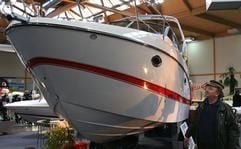 Ein Besucher betrachtet in einer Messehalle in Magdeburg eine Motoryacht. In Magdeburg findet gegenwärtig die nach Angaben der Veranstalter größte Bootsmesse Sachsen-Anhalts statt. (Foto: dpa)
