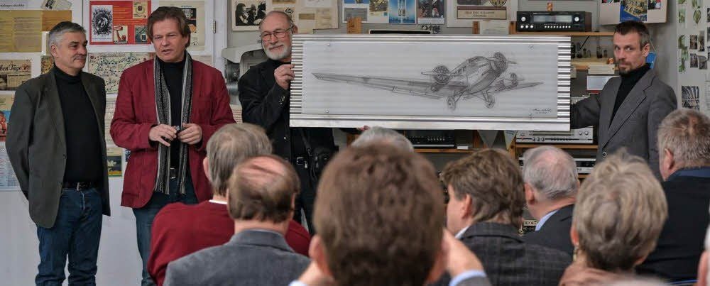 Joachim Volger und Rainer Hänsch zeigen den Prototypen eines Bildes.