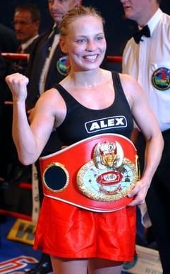 Box-Weltmeisterin Regina Halmich (Karlsruhe) zeigt nach ihrem Sieg im Junior-Fliegengewicht gegen die Engländerin Cathy Brown in Schwerin ihren WM-Gürtel.. In ihrem 43. Profi-Kampf (42 Siege) verteidigt Halmich ihren Titel einstimmig nach Punkten und behielt damit den WM-Gürtel nach Version der WIBF. (Foto: Jens Büttner, dpa)