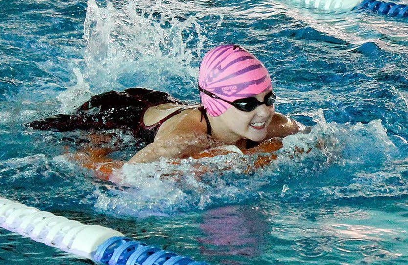 Vivien Barth im Staffelkampf mit Rettungsring.